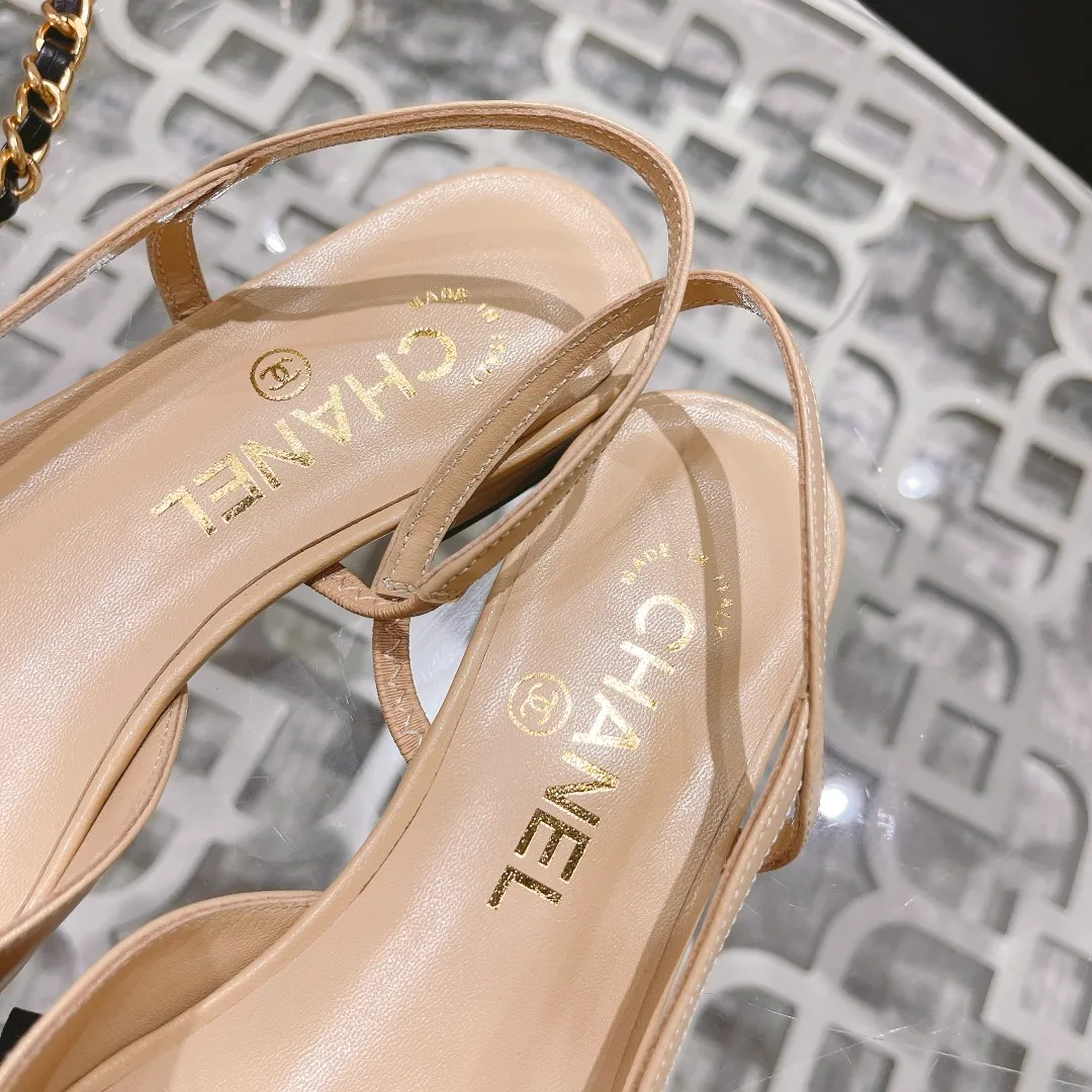 👟👟Ex-factory price 440👟👟 Chanel - Spring and summer classic color-blocked low-heeled side hollow sandals ⚠ Fashionable catwalk style❤ Mixed splicing colors, hollow toe style on the inside, 2.5cm thick heel and small logo embellishment, a fashionable interpretation! How to match the series to look good! Original customized wood-colored leather outsole, imported sheepskin surface, goatskin lining for feet... 35-40 regular sizes (41.42, 43 custom-made, non-returnable) 🎁Latest full set of packaging at the counter